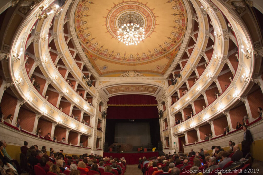 Vista del Teatro Poliziano dalla porta della platea