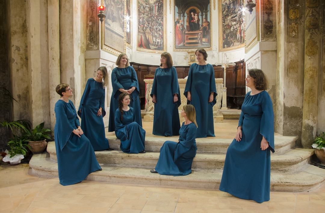 coro armonioso incanto disposte sulle scale di una chiesa
