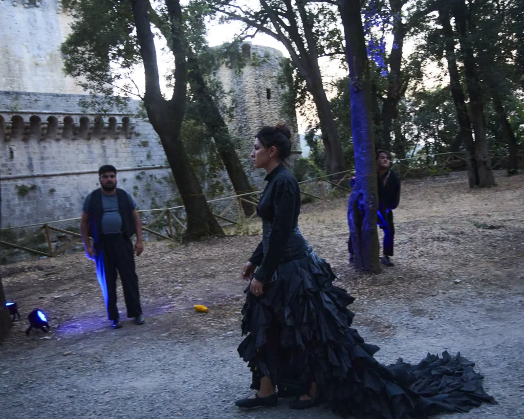 Scena della protagonista nel bosco