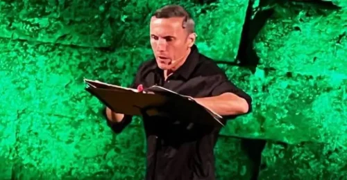 Valerio Aprea durante lo spettacolo Lapocalisse