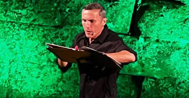 Valerio Aprea durante lo spettacolo Lapocalisse