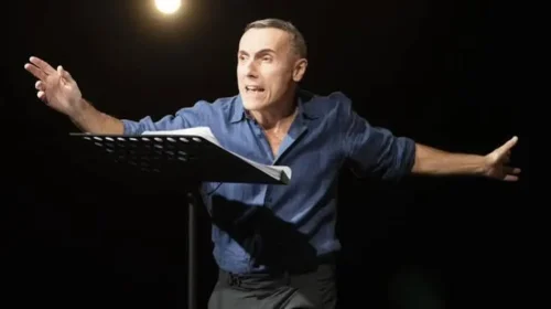Valerio Aprea durante lo spettacolo Lapocalisse in scena a Montepulciano